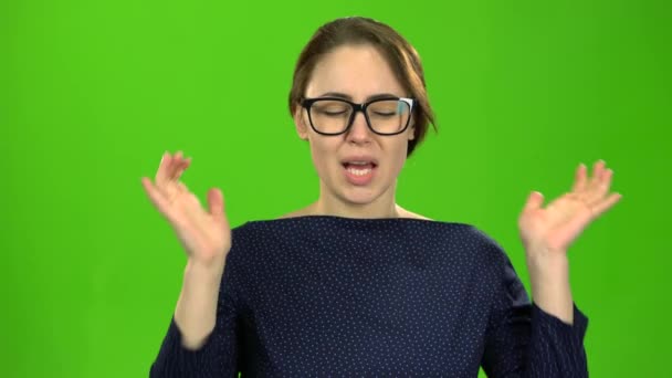 Dívka ukončí její uši. Zelená obrazovka — Stock video