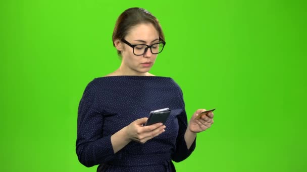 Teacher transfers money to the card using the phone. Green screen — Stock Video