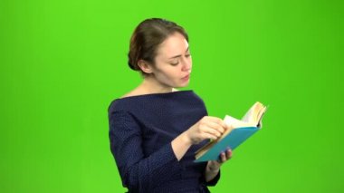 Akıllı kız bir kitap okuyor. Yeşil ekran