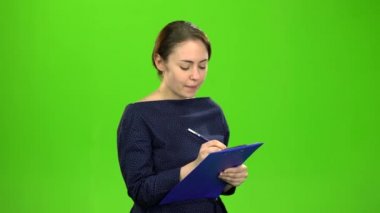 Muhasebeci bir kağıt tablet verileri kaydeder. Yeşil ekran