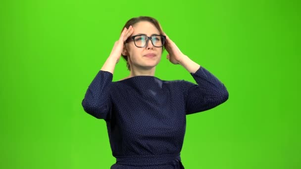 ビジネスの女性は頭痛に苦しみます。緑色の画面 — ストック動画