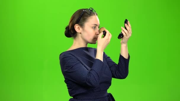 Leraar make-up verven haar gezicht met poeder en borstel. Groen scherm — Stockvideo