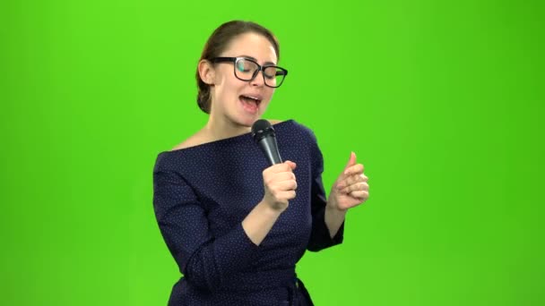 Sänger trägt ein Lied vor. Green Screen — Stockvideo