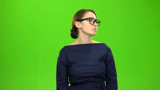 Frau ist beleidigt, wütend auf ihren Freund zu sein. Green Screen — Stockvideo