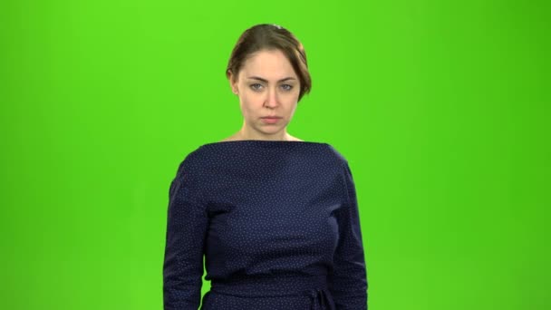 女性は彼女の友人に腹を立てた。緑色の画面 — ストック動画