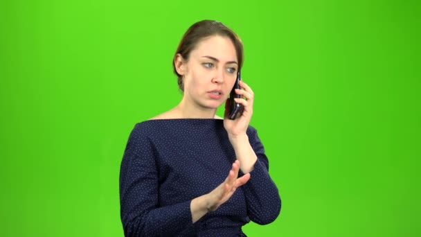 Podnikatelka je zlobí partnera a hovoří do telefonu. Zelená obrazovka — Stock video