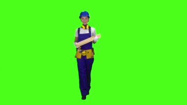 İnşaat işçisi kask giyen üç ahşap Komiteler taşır. Yeşil ekran. Ağır çekim
