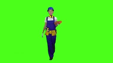 Kız Oluşturucu bir tuğla yapımı için taşır. Yeşil ekran. Ağır çekim