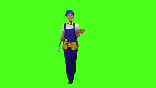 Builder Dziewczyna nosi cegły na budowę. Zielony ekran. Zwolnionym tempie — Wideo stockowe