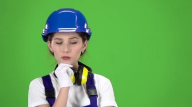 Kız mühendis inşaat hakkında düşünüyor ve o parlak bir fikir ile gelip vardır. Yeşil ekran. Ağır çekim