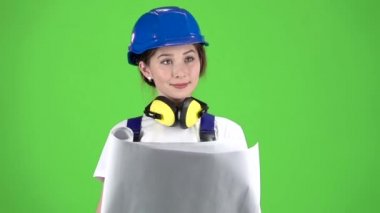 Şantiye mühendisi çizim taşır. Yeşil ekran. Ağır çekim