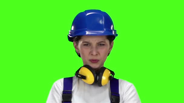 Építő lány megmutatja a thumbsdown. Zöld képernyő. Lassú mozgás — Stock videók