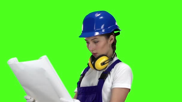 Ingenieur der Baustelle trägt eine Zeichnung bei sich. Green Screen. Zeitlupe — Stockvideo