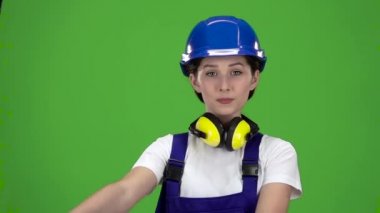 Oluşturucusu'nda bir kask ve Emanet kağıt tabak yükseltir. Yeşil ekran. Yakın çekim. Ağır çekim