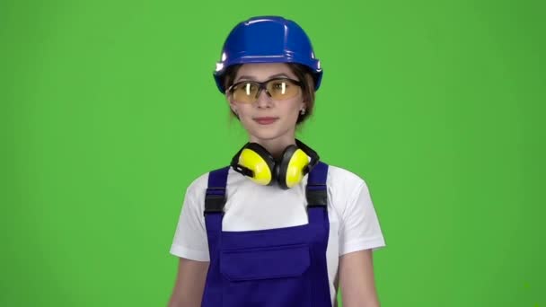 Brigadeiro menina passos no canteiro de obras. Tela verde. Movimento lento — Vídeo de Stock