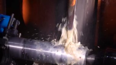 Metal işleme ve makine imalat süreci. Hassas freze iş. Hızlı dönüş hızı.