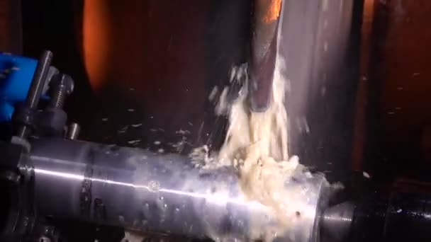 Prozess der Metallbearbeitung und Maschinenherstellung. Feinfräsarbeiten. Schnelle Drehzahl. — Stockvideo