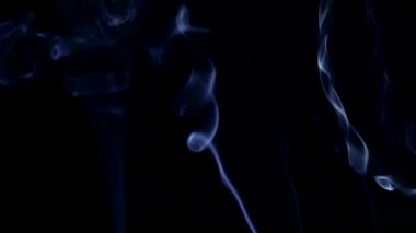 Kokulu çubuklardan duman çıkıyor. yavaş çekim