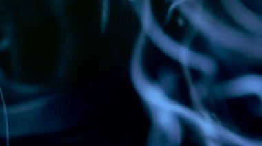 Yavaş yavaş siyah arka plan karşı uzayda yüzer duman. 240 fps ağır çekim.