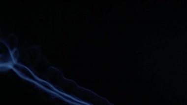 Yavaş yavaş siyah arka plan karşı uzayda yüzer duman. 240 fps ağır çekim.