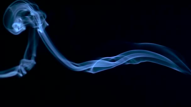 Fumée soyeuse flottant lentement dans l'espace sur fond noir . — Video