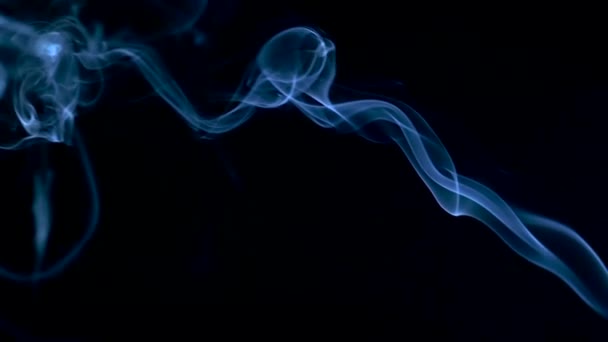 Blue Smoke Abstrato flutuando lentamente através do espaço contra fundo preto . — Vídeo de Stock