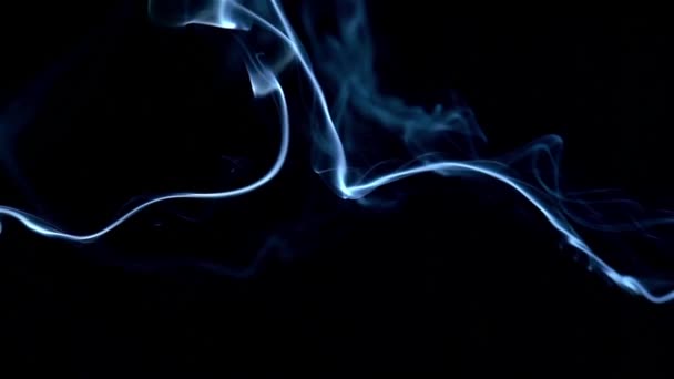 Μπλε καπνός σε μαύρο φόντο. — Αρχείο Βίντεο
