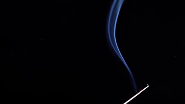Κοντινό πλάνο καύση θυμίαμα μπαστούνια με καπνό πάνω από το μαύρο φόντο — Αρχείο Βίντεο