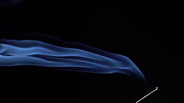 Wierook stokje zijn brandende en rook op zwarte achtergrond, rook van wierook. Slow motion — Stockvideo