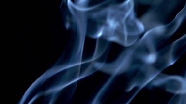 Siyah zemin üzerine mavi duman soyut ağır çekim.