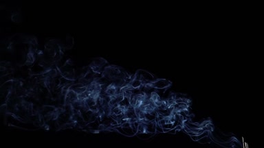 Siyah zemin üzerine mavi Buhar ağır çekim.