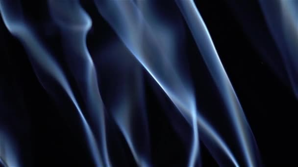 Fond abstrait de fumée bleue au ralenti sur fond noir .