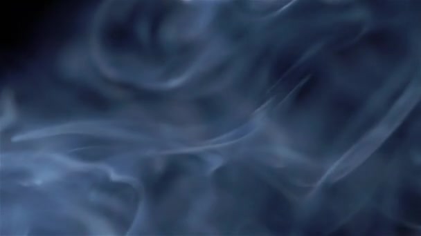 Blauwe rook abstracte slowmotion op zwarte achtergrond. — Stockvideo