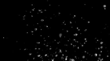 Büyük su damlaları yükselin. Siyah arka plan. Ağır çekim