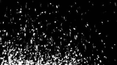 Atış yukarıya doğru su küçük toplar şeklinde bırakır. Siyah arka plan. Ağır çekim