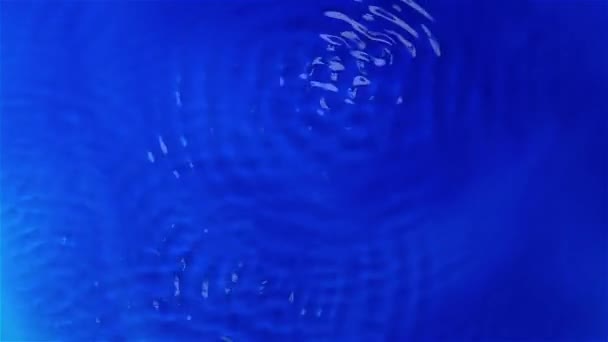 Physikalische Experimente mit Wasser unter dem Einfluss von Ultraschallwellen. blauer Hintergrund. Zeitlupe — Stockvideo
