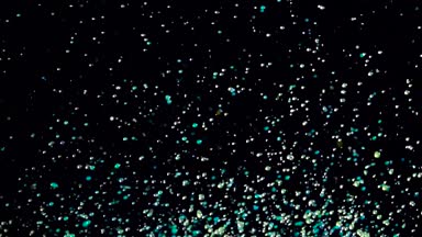 Shot renk su küçük toplar şeklinde yukarı doğru bırakır. Siyah arka plan. Ağır çekim