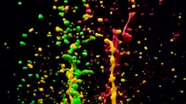 Çok renkli su jetleri renkli Çeşmesi. Siyah arka plan. Ağır çekim