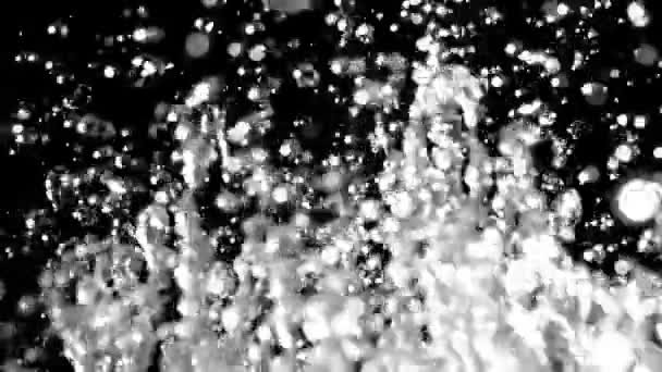 Macro efeito splash de enormes gotas de chuva. Fundo preto. Movimento lento — Vídeo de Stock