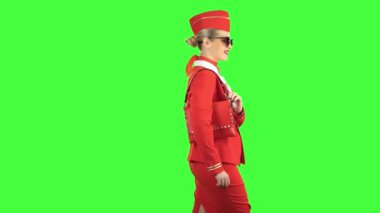 Güneş gözlüklü kız yürüyor. Yeşil ekran. Yan görünüm