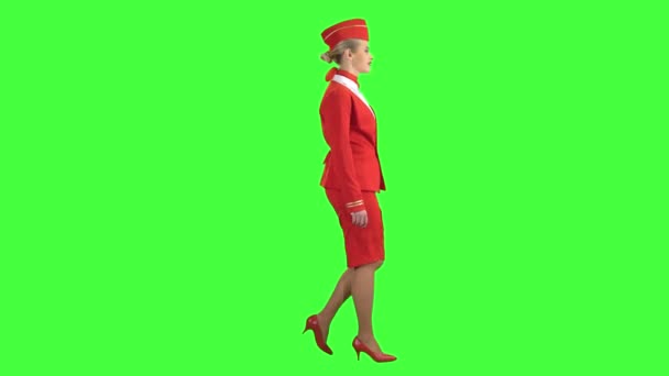 Αεροσυνοδός βήματα προς τα εμπρός και εμφάνιση μπροστά της. Πράσινη οθόνη. Πλάγια όψη — Αρχείο Βίντεο