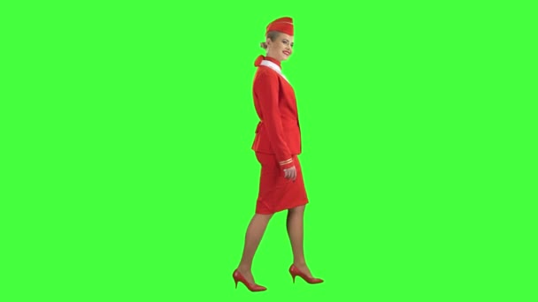 Meisje stappen en golven, ze is de stewardess. Groen scherm. Zijaanzicht — Stockvideo