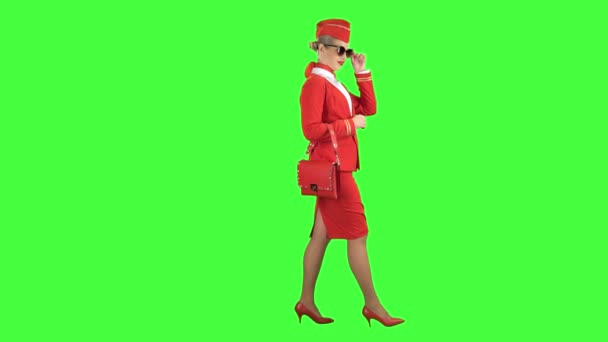 La ragazza con gli occhiali da sole cammina. Schermo verde. Vista laterale — Video Stock