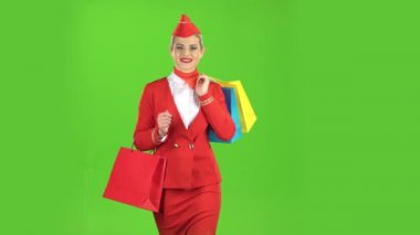 Kız alışveriş torbaları ile geliyor. Yeşil ekran
