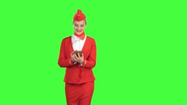 Kadın telefonla adımlar ve bir ileti yazar. Yeşil ekran