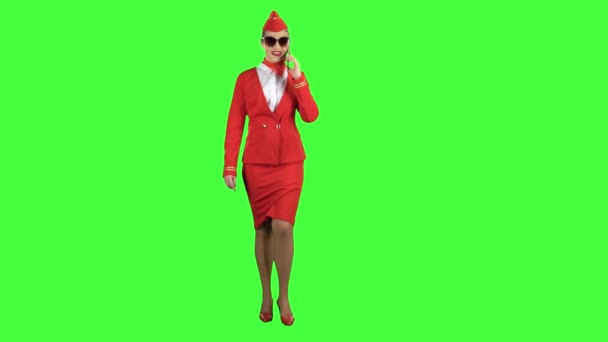 Stewardess spreekt op de telefoon en passen in de verte. Groen scherm. — Stockvideo