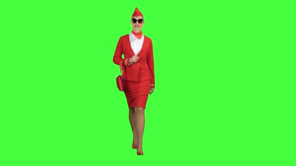 Meisje in zonnebril loopt. Groen scherm — Stockvideo