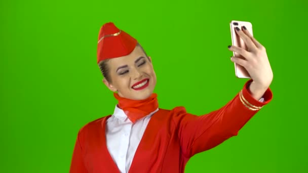 Αεροσυνοδός κάνει selfie. Πράσινη οθόνη — Αρχείο Βίντεο