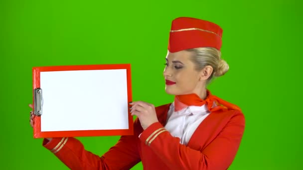 Flygvärdinna väcker en röd mapp med ett vitt pappersark. Grön skärm — Stockvideo