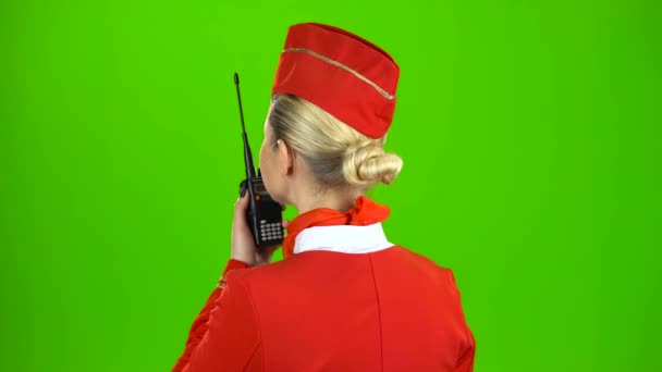 La hostess parla col walkie talkie. Schermo verde. Vista posteriore — Video Stock